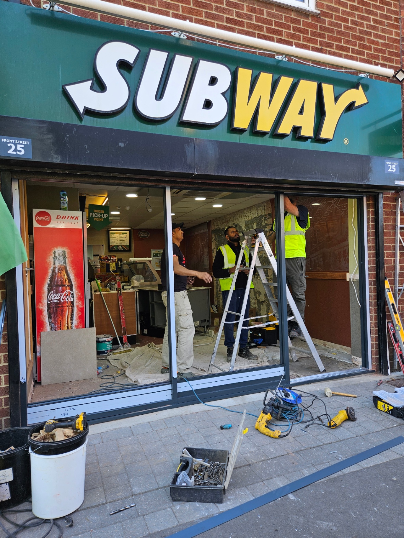 Subway Newcastle — commercial aluminium shopfront and entrance system – Prestige Aluminium Systems